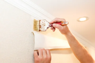 Pose de papier peint à Louverné — revêtements muraux et toiles de verre
